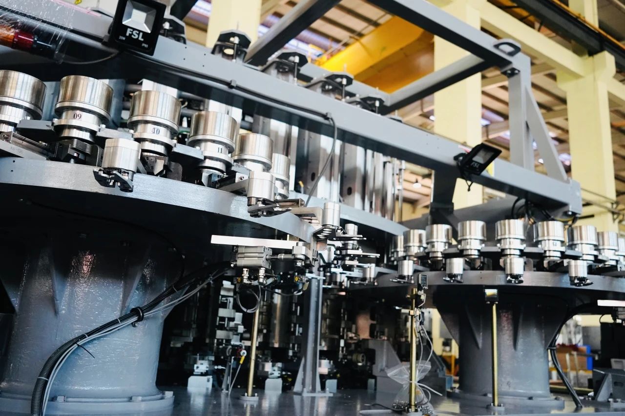 里程碑時刻！達(dá)意隆引領(lǐng)亞洲首臺自制72000BPH高速吹貼灌旋